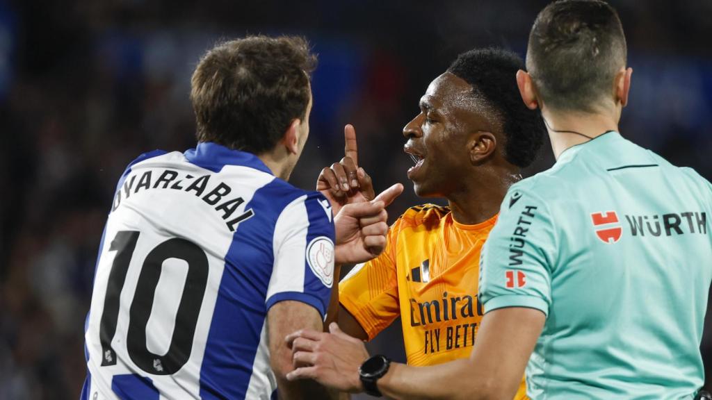 Vinicius y Oyarzabal discuten ante Sánchez Martínez