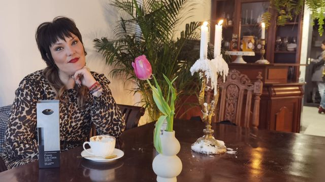 Vero Baeza con el premio Lola Gaos que ha ganado con Amparo Carrió por 'Valenciana'.