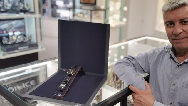 Joaquín Pérez, con el modelo de reloj único en España.