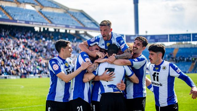 Los jugadores blanquiazules celebran un gol de Alvarito.