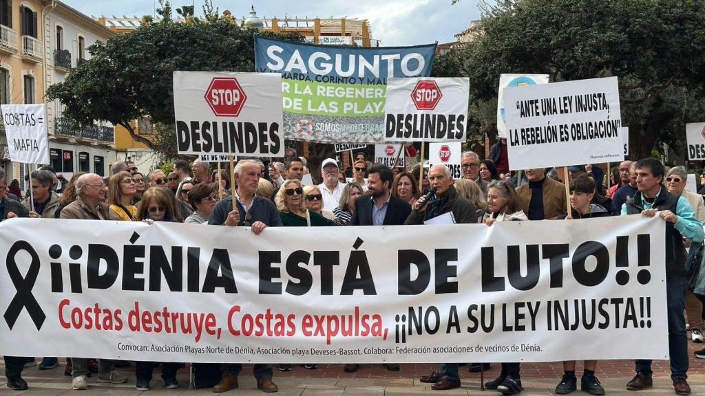 Manifestación vecinal contra los deslindes de Costas en Dénia.