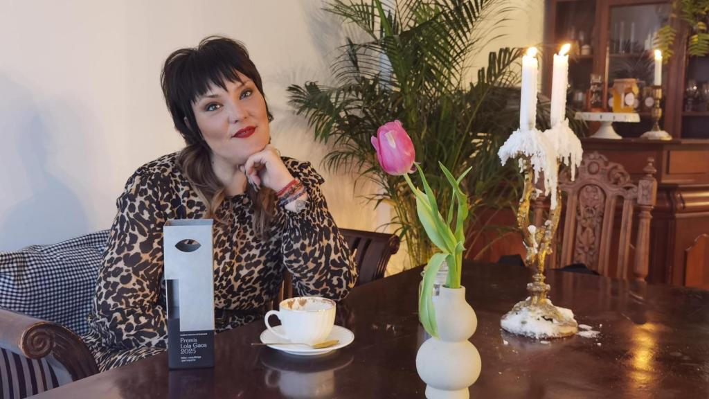 Vero Baeza con el premio Lola Gaos que ha ganado con Amparo Carrió por 'Valenciana'.