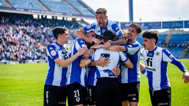 Los jugadores blanquiazules celebran un gol de Alvarito.