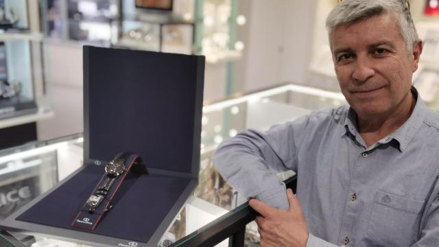 Joaquín Pérez, con el modelo de reloj único en España.