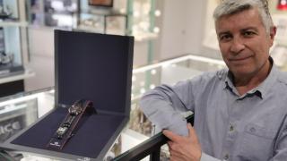 Joaquín Pérez, con el modelo de reloj único en España.
