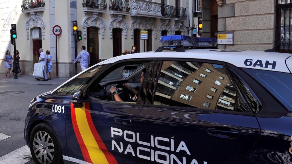 Un coche de la Policía Nacional circulando por una calle, en una imagen de archivo.