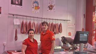 Yolanda y Luis, los famosos carniceros de Zaragoza: Estos días vendemos más de 800 kg de longaniza