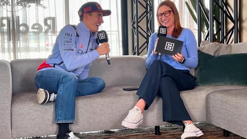 Izaskun Ruiz junto a Marc Márquez.