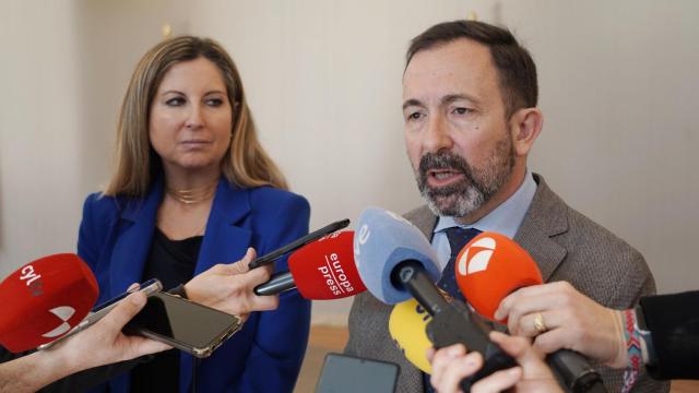 Los procuradores Ana Rosa Hernando y Javier Teira atienden a los medios de comunicación durante el pleno