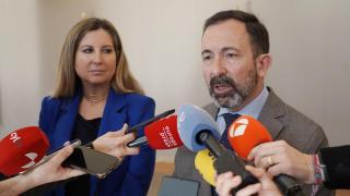 Los procuradores Ana Rosa Hernando y Javier Teira atienden a los medios de comunicación durante el pleno