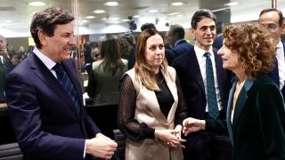 Carlos Fernández Carriedo saluda a María Jesús Montero antes del Consejo de Política Fiscal y Financiera
