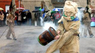 La localidad leonesa de Velilla de la Reina (León) celebra carnaval con su tradicional guerra de incienso