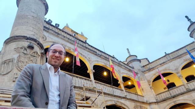 Marcos Iglesias, alcalde de Ciudad Rodrigo, en las talanqueras de la plaza de toros