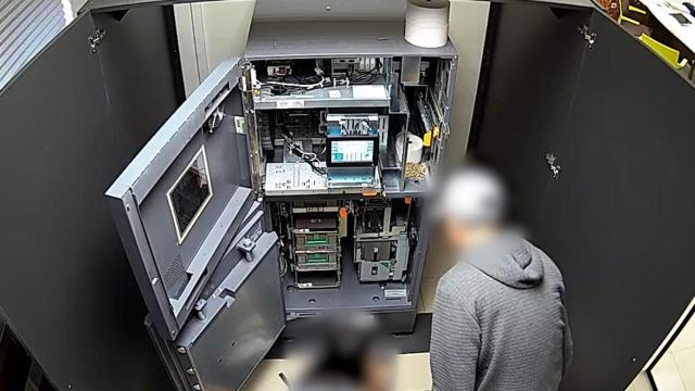 Momento en el que robaba en la caja fuerte