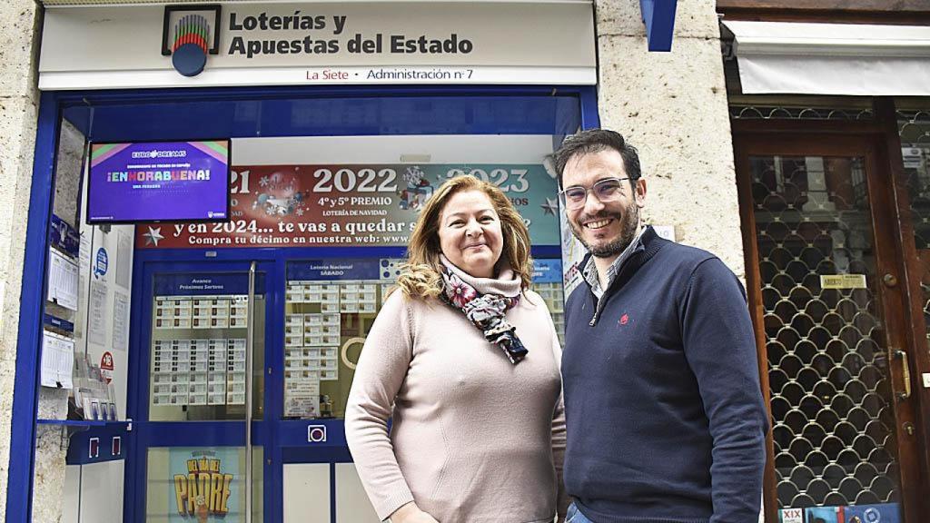 Álvaro y Esther en la Administración de Loterías ‘La Siete de la Suerte’ de Valladolid.
