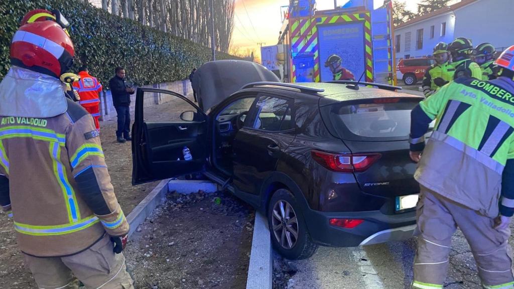 Los Bomberos excarcelan a uno de los heridos tras la colisión entre dos vehículos en el Camino Viejo de Simancas