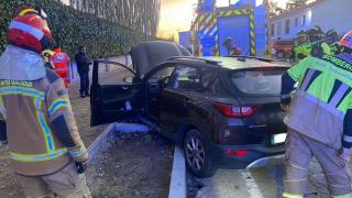 Los Bomberos excarcelan a uno de los heridos tras la colisión entre dos vehículos en el Camino Viejo de Simancas