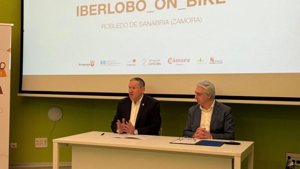 Javier Faúndez Domínguez y Paulo Jorge Almendra Xavier en la presentación de 'Iberlobo on bike'