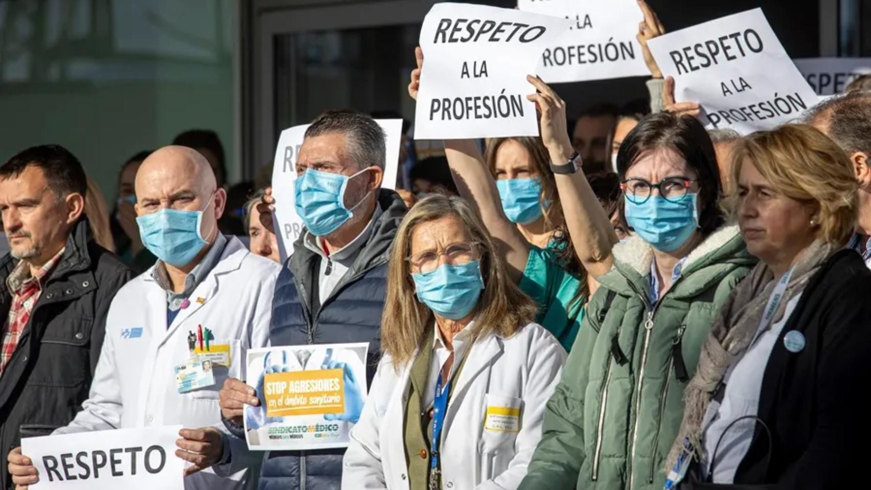 Imagen de archivo de una concentración de sanitarios en Andalucía para rechazar las agresiones sufridas.