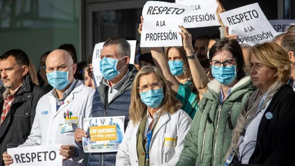 Imagen de archivo de una concentración de sanitarios en Andalucía para rechazar las agresiones sufridas.