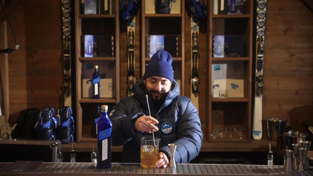 Borja Insa elaborando uno de los cócteles que se sirven estos días en el Hotel Andorra Serras.