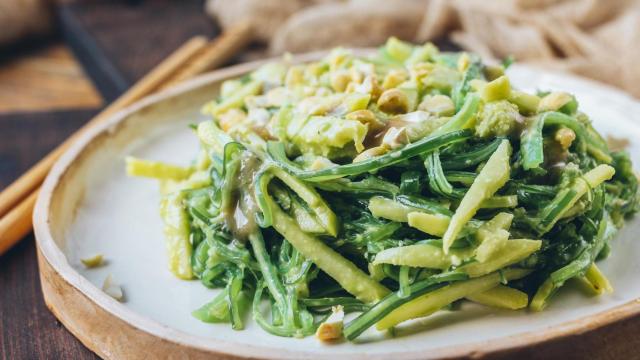 Un plato hecho con distintos vegetales (Imagen de archivo)