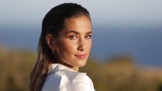 María Pombo lleva la camiseta de rayas oversize de Zara imprescindible esta primavera.