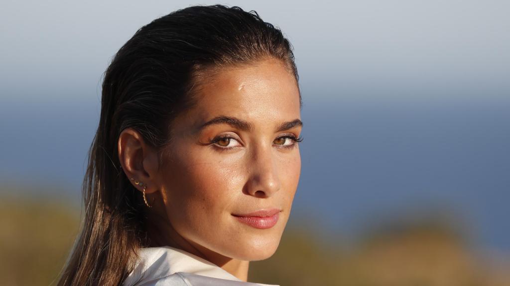 María Pombo lleva la camiseta de rayas oversize de Zara imprescindible esta primavera.