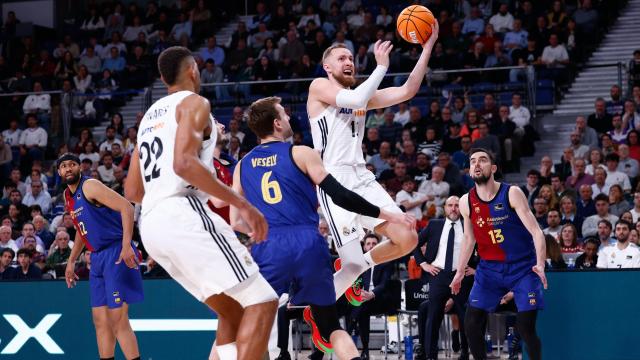 Dzanan Musa entra a canasta ante la presión de Vesely.