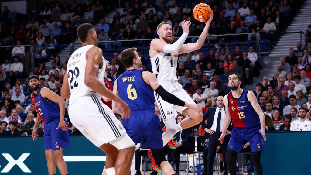 Dzanan Musa entra a canasta ante la presión de Vesely.