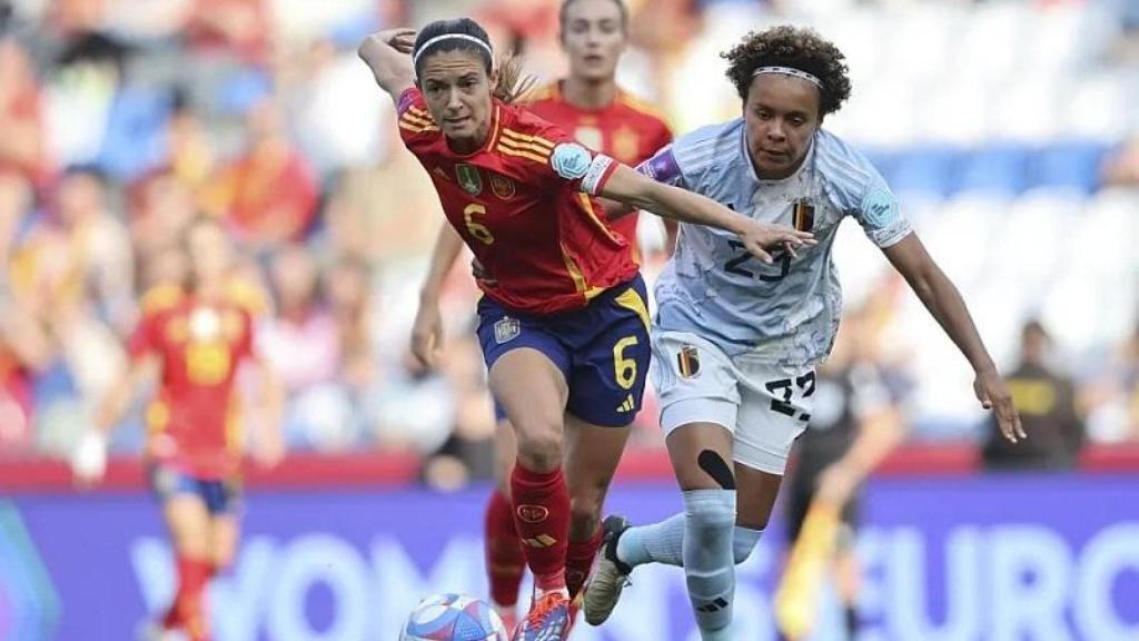 Aitana Bonmatí trata de zafarse de Missipo en el España-Bélgica