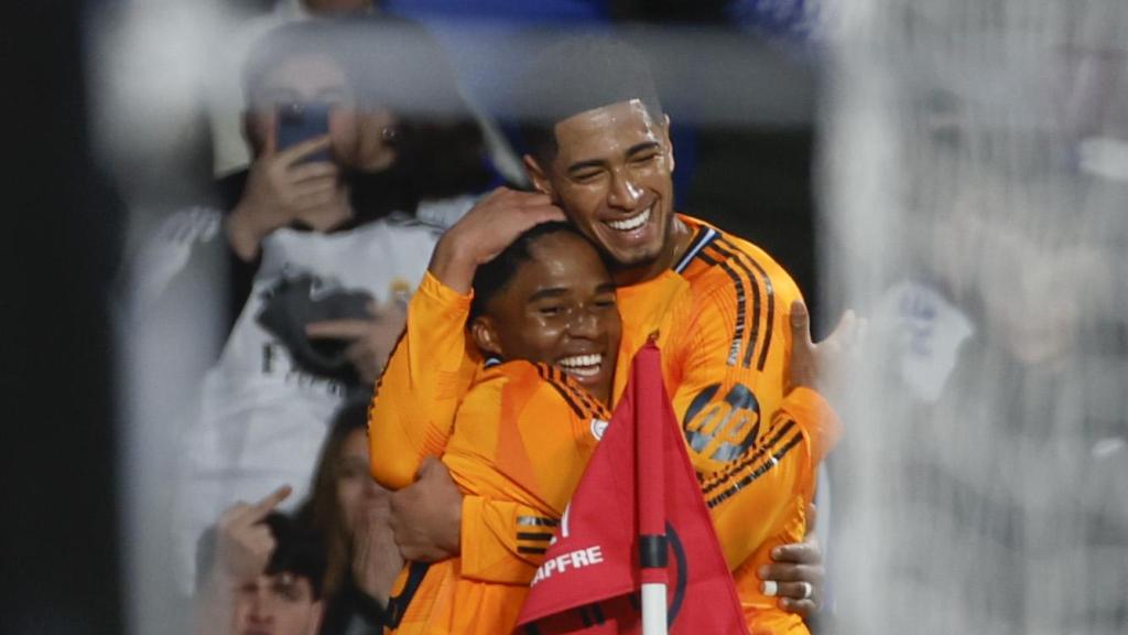 Endrick celebra con Bellingham su gol contra la Real Sociedad