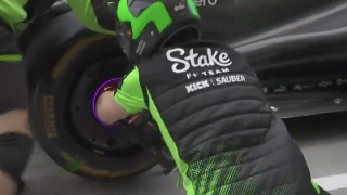 Un mecánico de Sauber durante la parada en boxes