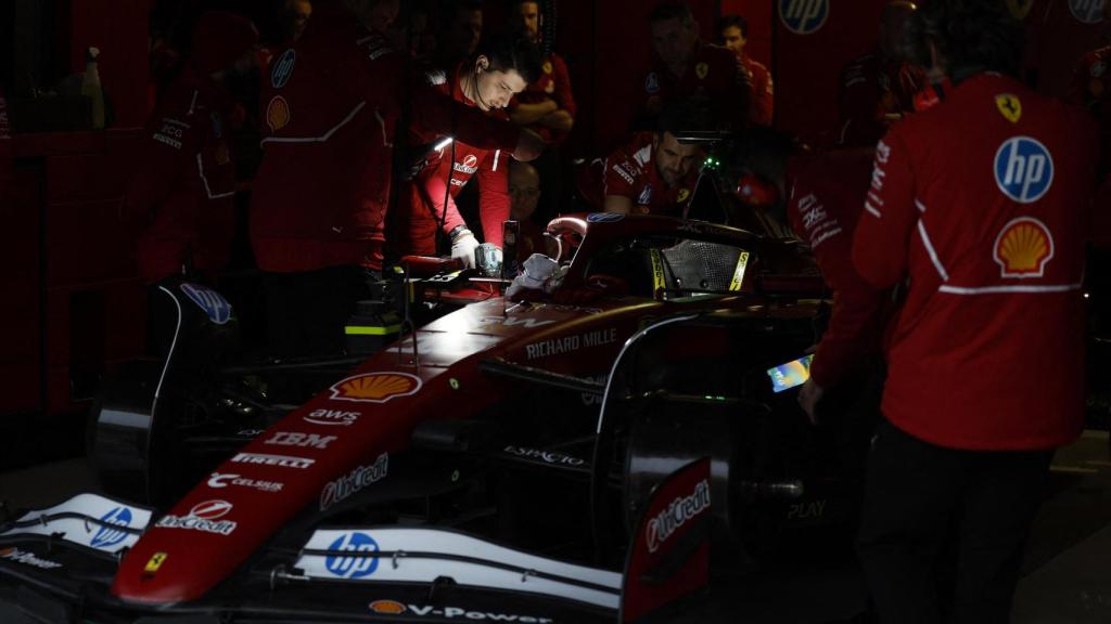Los mecánicos de Ferrari trabajando durante el apagón en el circuito de Baréin