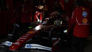 Los mecánicos de Ferrari trabajando durante el apagón en el circuito de Baréin