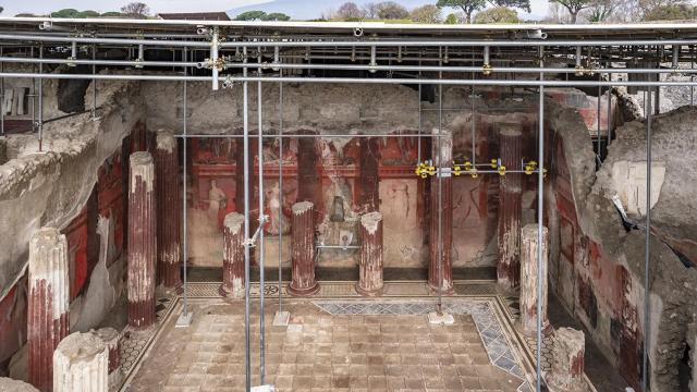 Vista aérea del salón de banquetes de la casa del Tíaso, con el fresco que recorre las tres paredes.