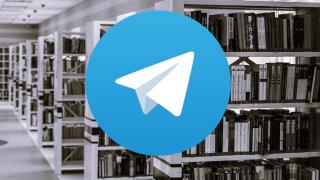 Fotomontaje del icono de Telegram sobre una foto de una librería