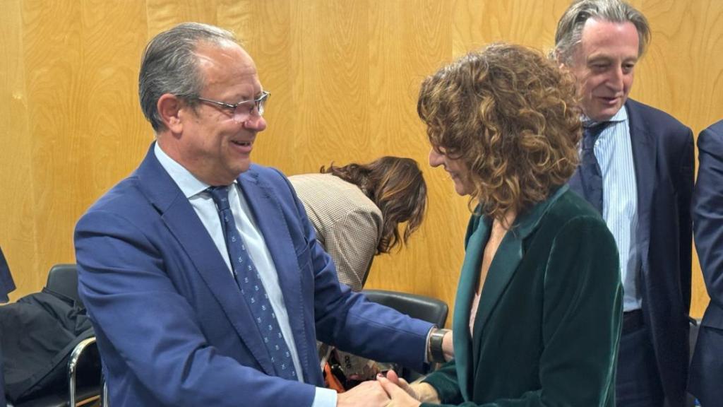 Ruiz Molina saludando a la ministra Montero durante el Consejo de Política Fiscal y Financiera (CPFF). Foto: JCCM.