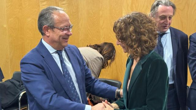 Ruiz Molina saludando a la ministra Montero durante el Consejo de Política Fiscal y Financiera (CPFF). Foto: JCCM.