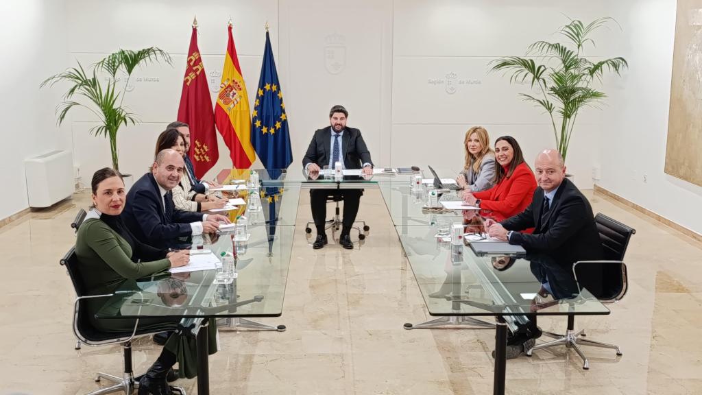 La primera reunión del Comité de Aranceles del Gobierno de la Región de Murcia, encabezada por Fernando López Miras (c).