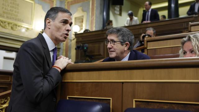 Pedro Sánchez conversa con Patxi López al inicio de la sesión de control al Gobierno.