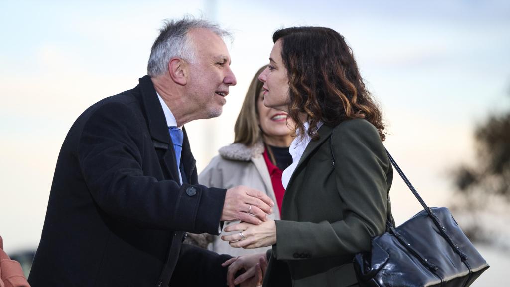 El ministro de Política Territorial y Memoria Democrática, Ángel Víctor Torres, y la presidenta de la Comunidad de Madrid, Isabel Díaz Ayuso, a su llegada a la XXVII Conferencia de Presidentes.
