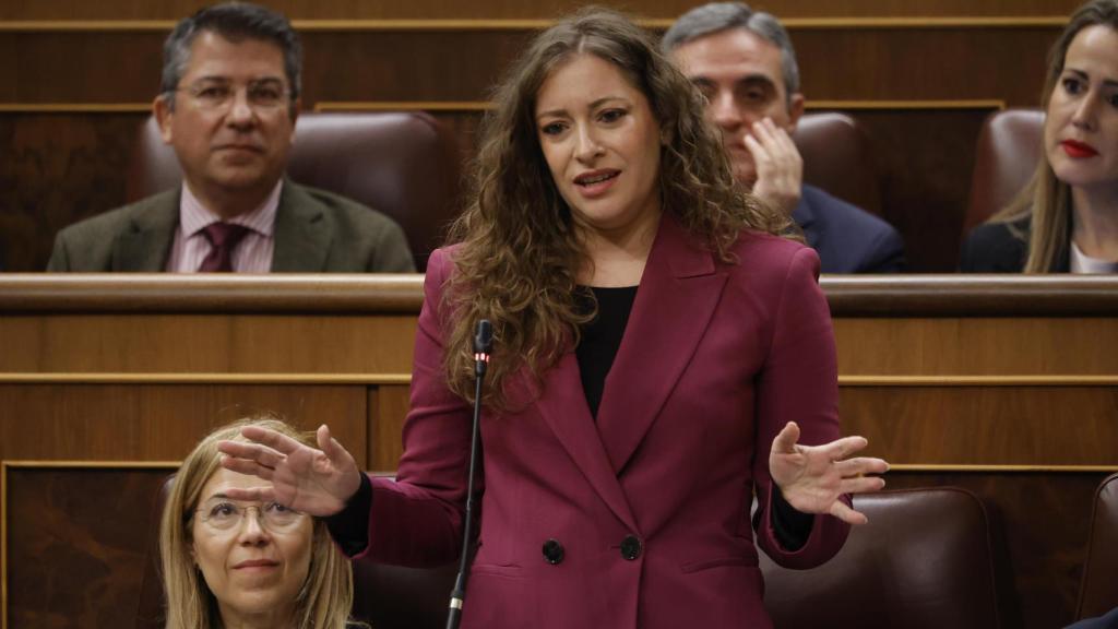 Ester Muñoz, diputada del PP, durante su cara a cara con María Jesús Montero, este miércoles en el Congreso.