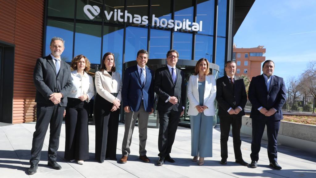 Foto de familia en la inauguración del nuevo hospital de Vithas en Valencia.