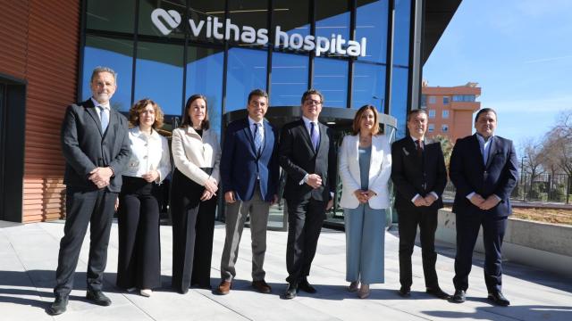 Foto de familia en la inauguración del nuevo hospital de Vithas en Valencia.