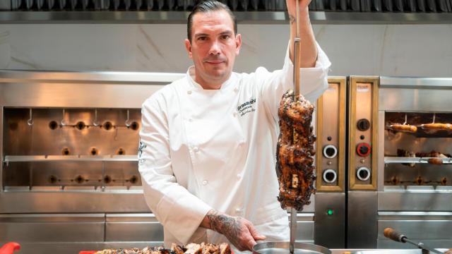 Aurelio Morales con sus costillas en BrasayLeña.