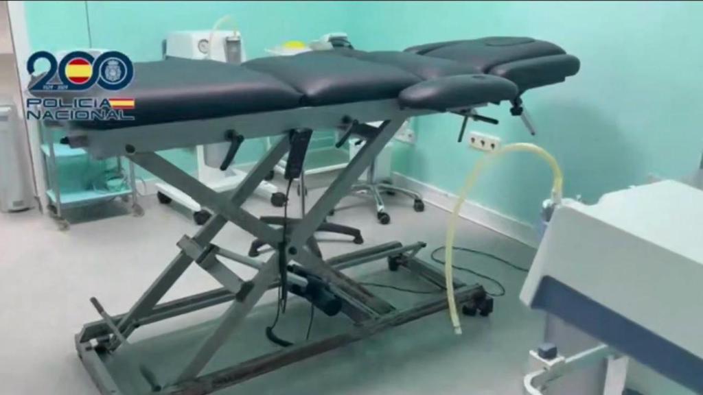 La camilla del quirófano de los horrores de Carabanchel.