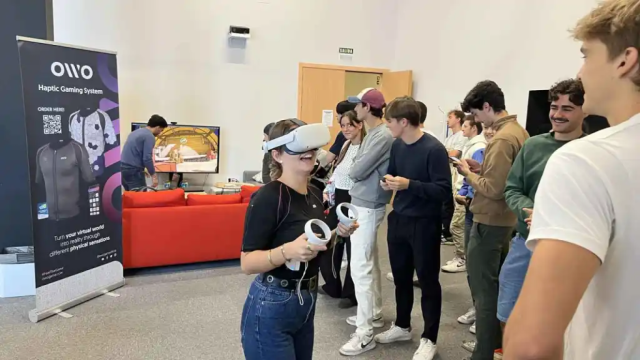 Alumnado de Essca en una empresa malagueña de videojuegos.