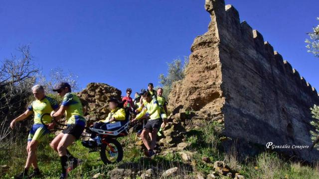 Un momento del transporte de la silla en una ruta de montaña.