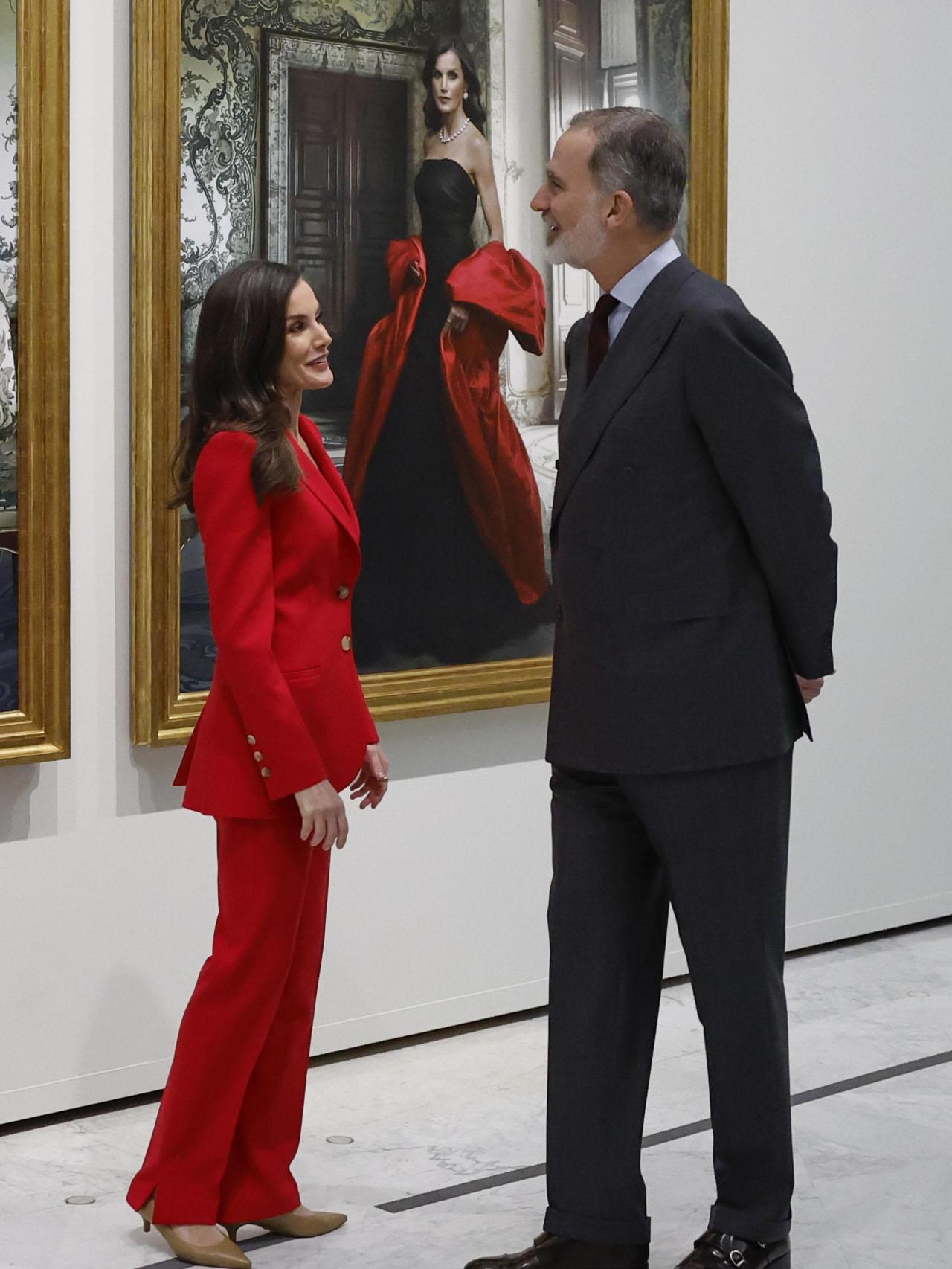 Letizia ha elegido un traje de Carolina Herrera con zapatos marrones.